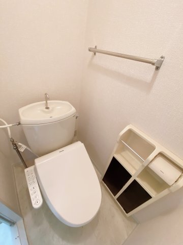 トイレ　別部屋反転間取りのお写真となります。