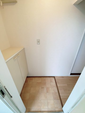 玄関　別部屋反転間取りのお写真となります。