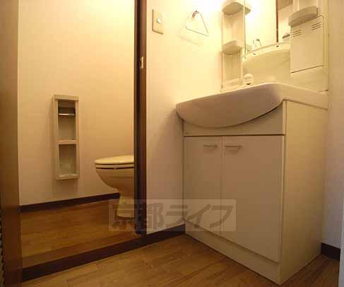 洗面設備　トイレと洗面台。