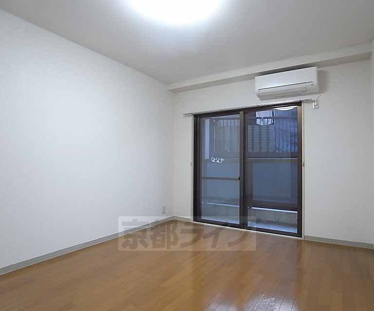 居室・リビング　西向きのお部屋です。