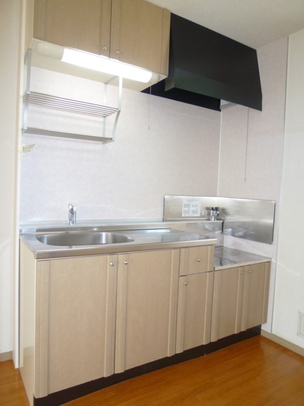 キッチン　窓付きで明るいですね！