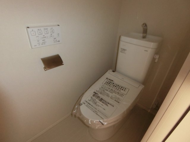 トイレ　他のお部屋の参考写真となります。