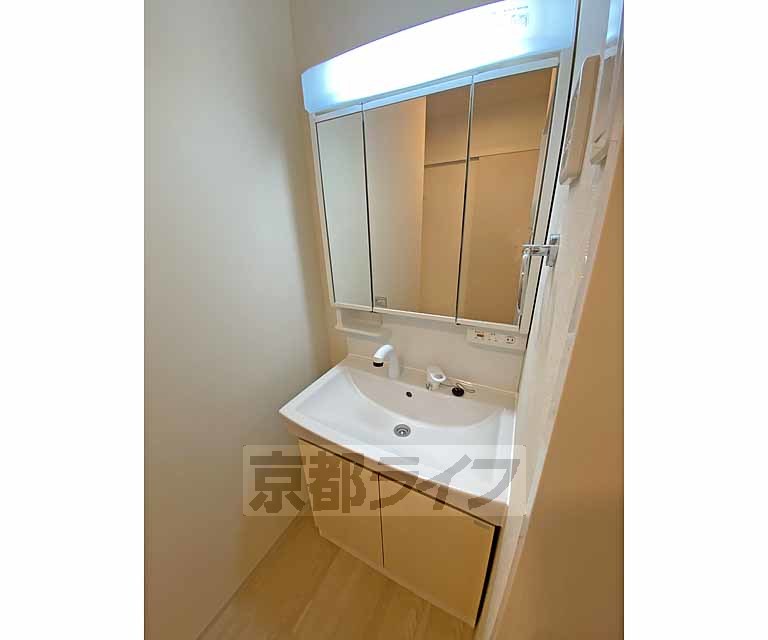 洗面設備　３面鏡の独立洗面シャワー洗面台です。