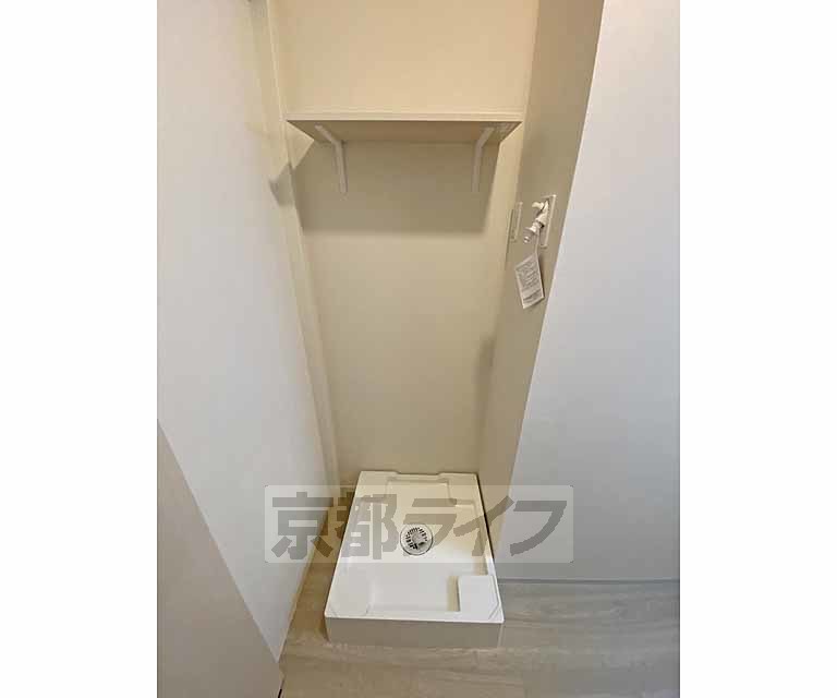 その他設備　便利な棚付きの洗濯機置き場です。