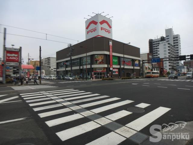 スーパー　フジ本町店（スーパー）まで611m