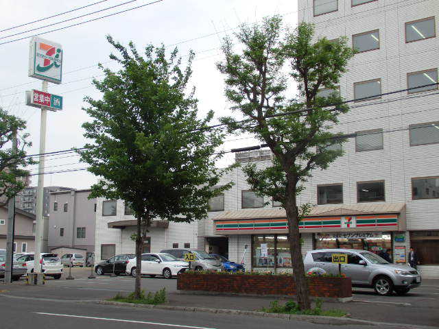 コンビニ　セブンイレブン（コンビニ）まで295m