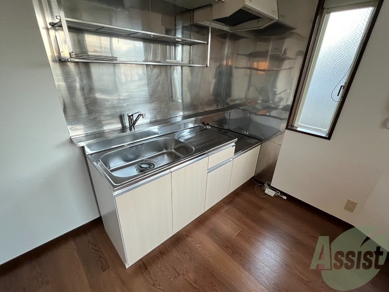 キッチン　シンプルで使いやすいキッチンです。下には収納もございます。