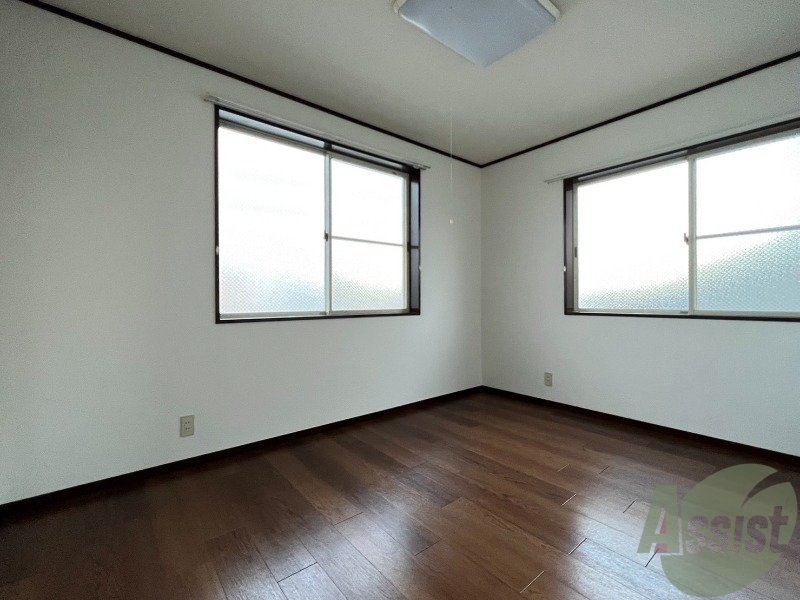 その他部屋・スペース　洋室は陽がよく差し明るくフローリングもきれいな状態です。