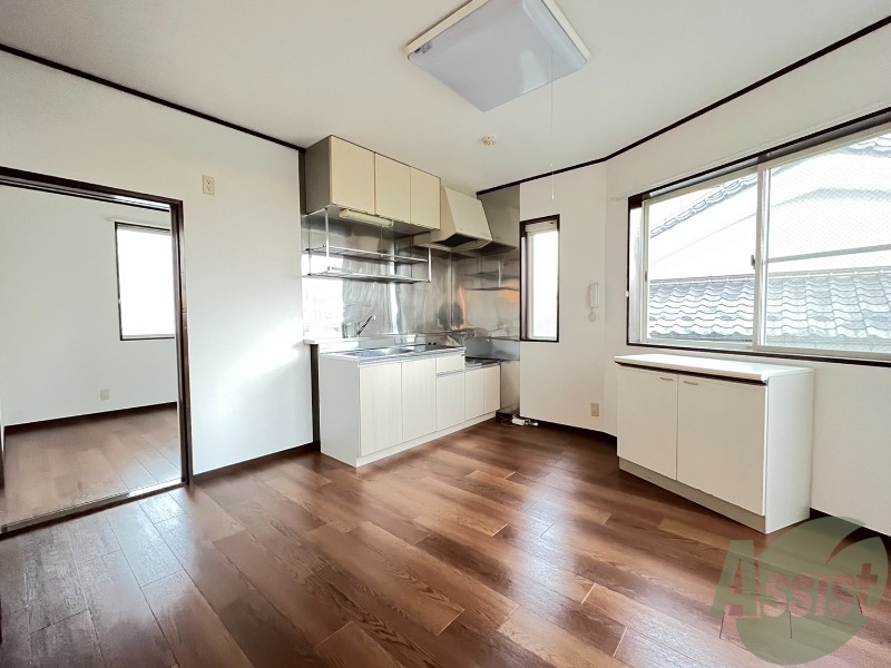 居室・リビング　６帖のリビングは大きな窓のおかげでよく陽が差します