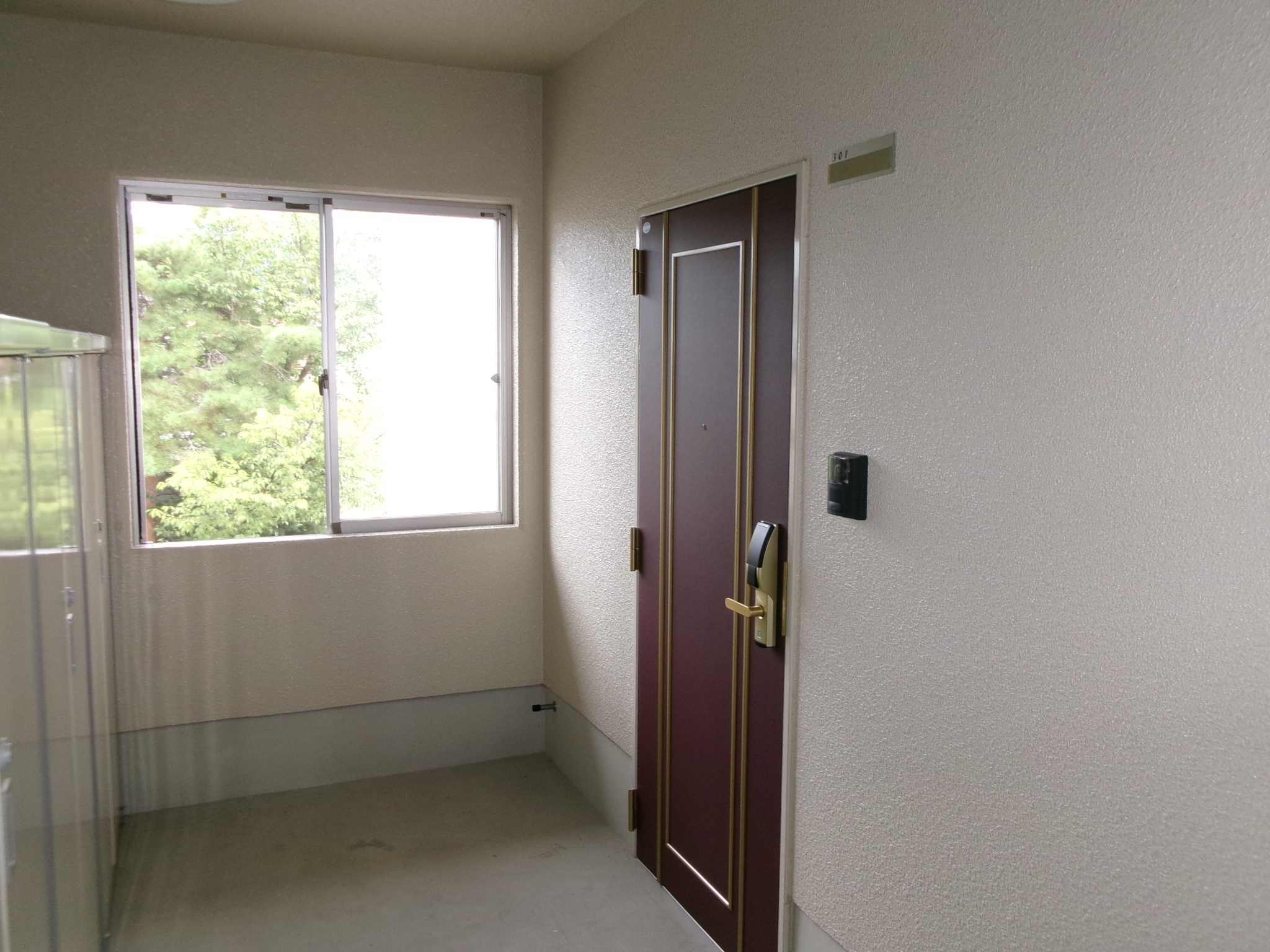 その他　玄関向いに各部屋の物置あり。
