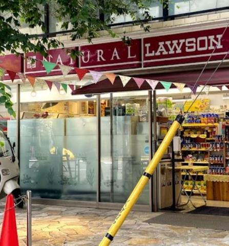 コンビニ　ナチュラルローソン渋谷神泉町店（コンビニ）まで651m