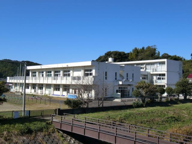 小学校　佐束小学校（小学校）まで447m