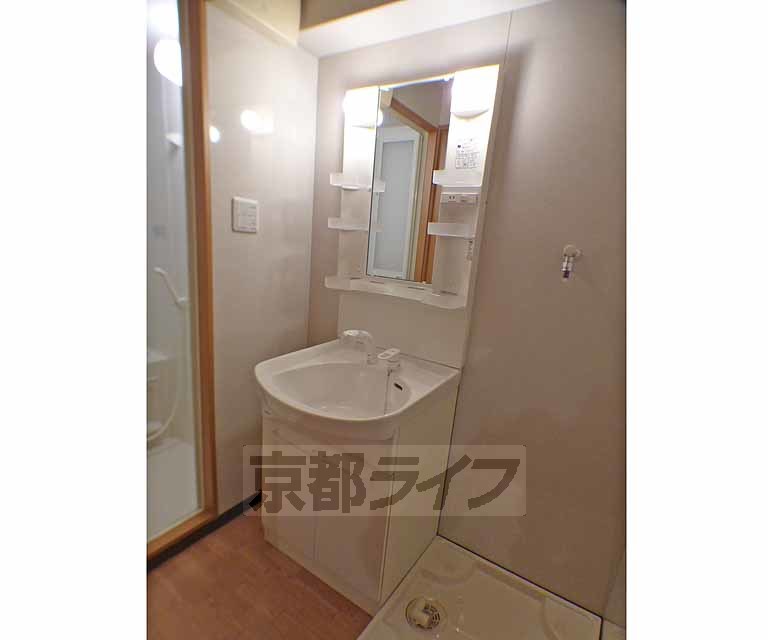 洗面設備　大きな鏡の独立洗面台です。