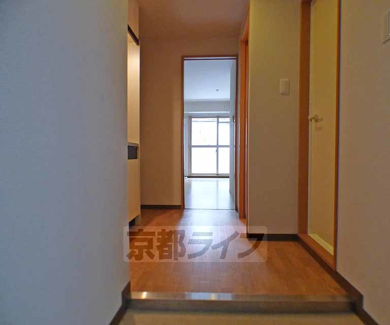 その他部屋・スペース　玄関から見た室内です。