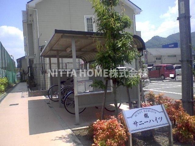 エントランス　屋根付きの駐輪場は無料で使用できます◎