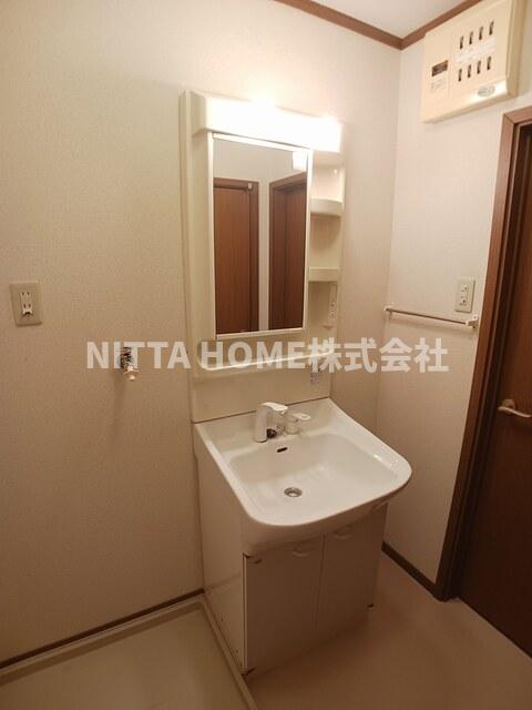 洗面設備　洗髪洗面台に室内洗濯機置場もあります♪