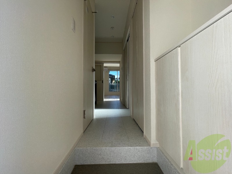 玄関　玄関から撮影しました。敷居が高くなくて安心ですね。