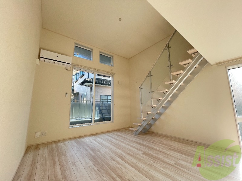 居室・リビング　９帖のロフト付きの洋室です。広々としていますね。