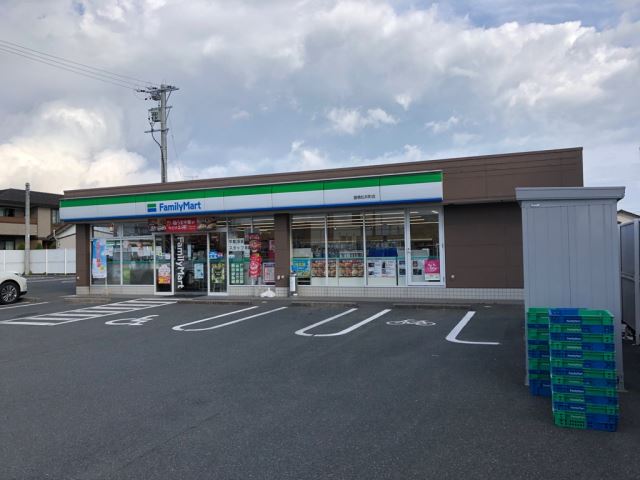 コンビニ　ファミリーマート（コンビニ）まで390m