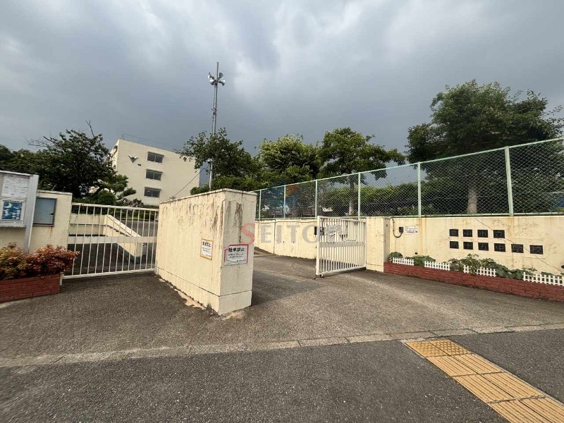 中学校　豊中市立第十五中学校（中学校）まで235m