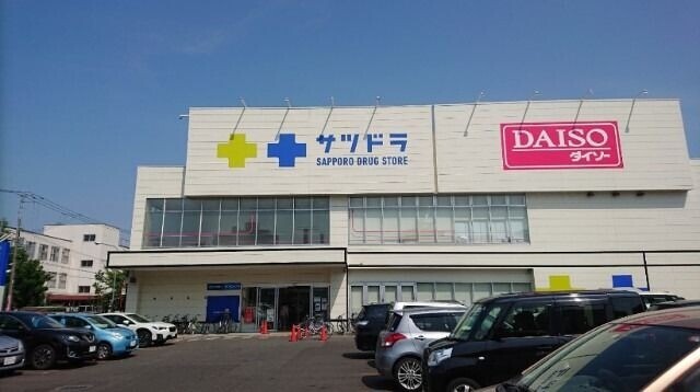 ドラックストア　サツドラ南11条店（ドラッグストア）まで334m