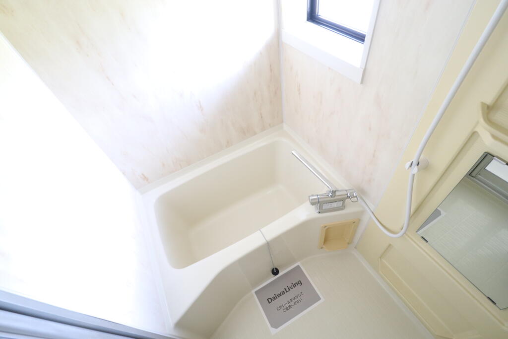 バス・シャワールーム　バスルームには窓があります