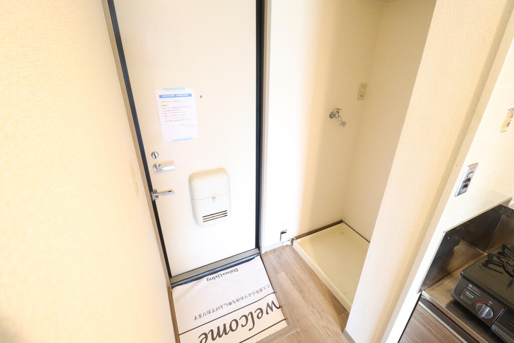 玄関　隣りではないですがシューズボックスあります