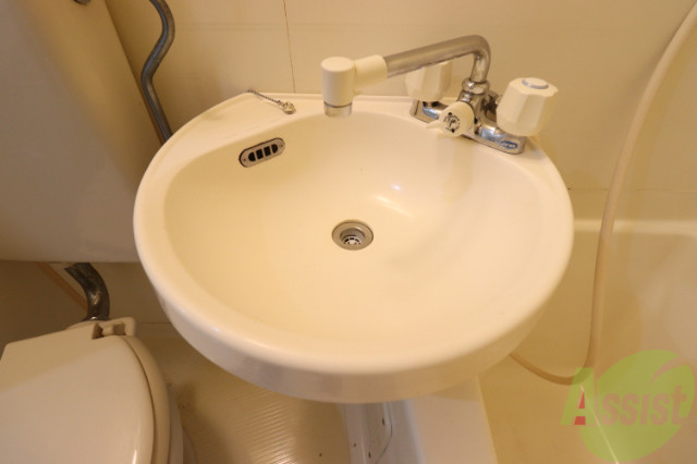 洗面設備　レトロな洗面台、飾り付け次第でおしゃれに変身