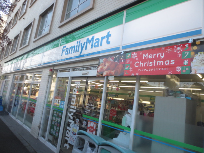 コンビニ　ファミリーマート（コンビニ）まで235m