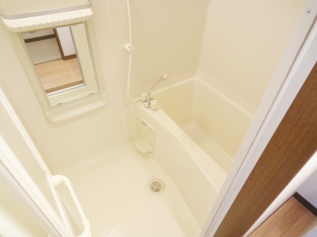 バス・シャワールーム　同物件、別号室のものです。