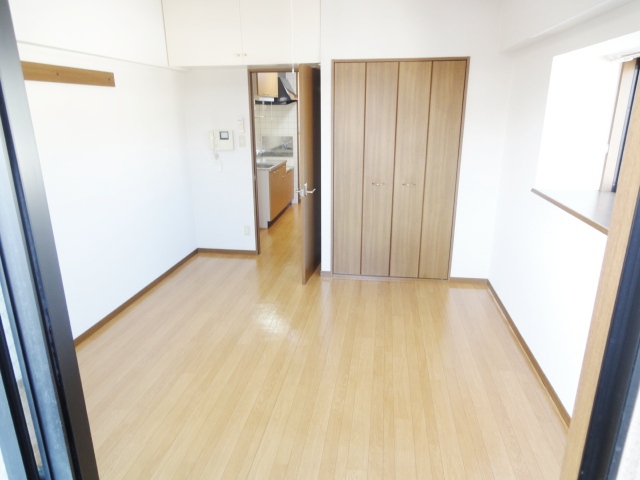 居室・リビング　同物件、別号室のものです。