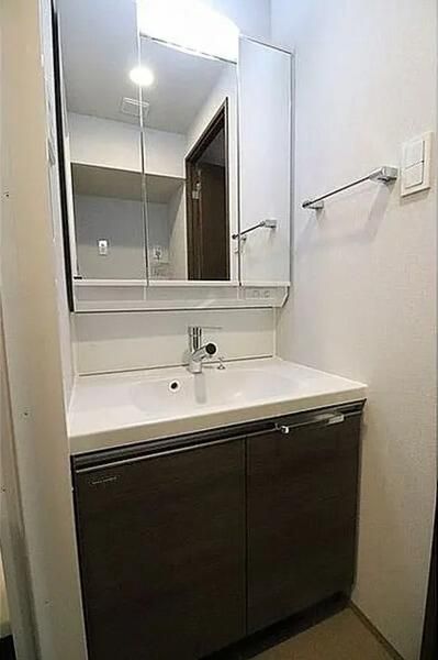 洗面設備　明るい洗面所です