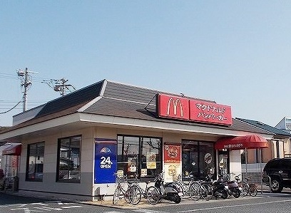 飲食店　マクドナルド久里浜街道舟倉店（飲食店）まで651m