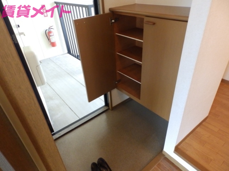 玄関　同物件別部屋タイプ