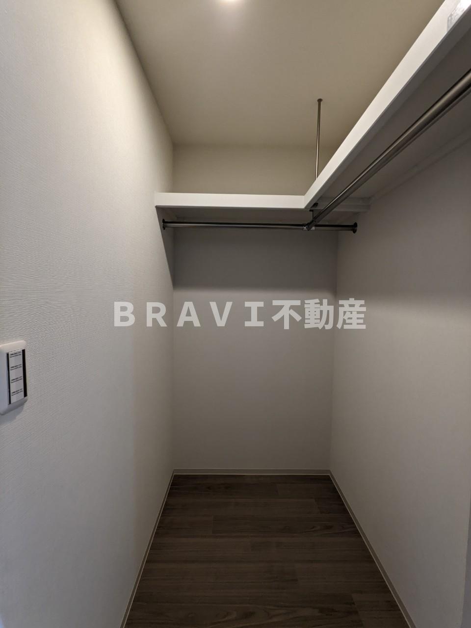 収納　【コンフォリア・リヴ北久宝寺Q】収納豊富なウォークインクロー