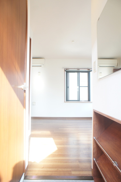 玄関　玄関には下駄箱があるのでスッキリとした空間を保てます