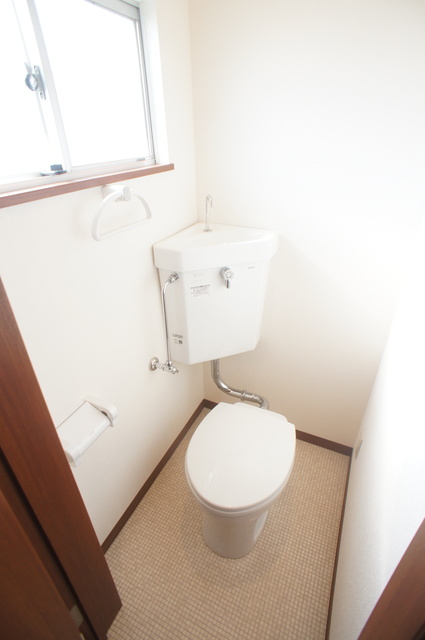 トイレ　トイレスペースにも窓があるので、換気バッチリです☆