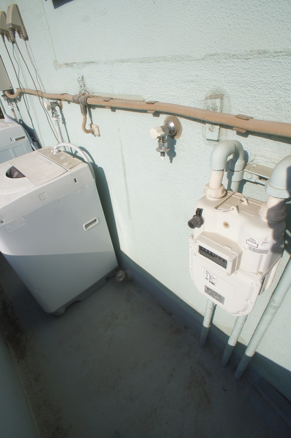 その他　洗濯機置場が室外にあるのでお部屋を広々お使いいただけます。