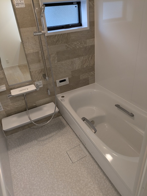 バス・シャワールーム　ゆったり足が伸ばせる広いおふろ