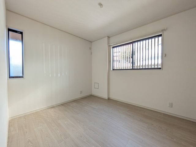 その他部屋・スペース　１階洋室５．２帖、２面に窓があります