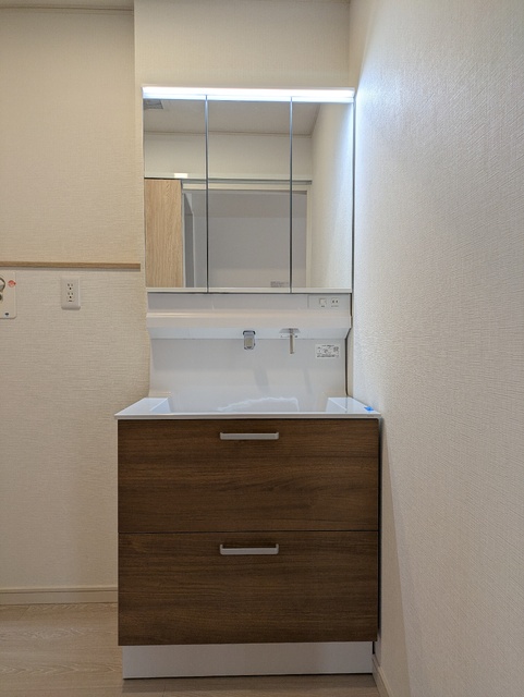 洗面設備　シャワー付き洗面化粧台