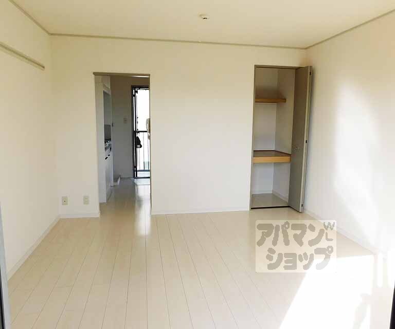 居室・リビング　８帖の洋室です