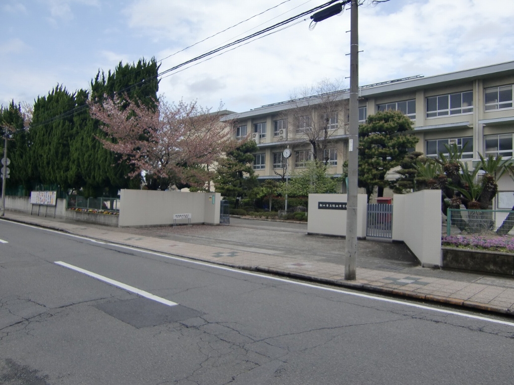 中学校　松山市立勝山中学校（中学校）まで1193m