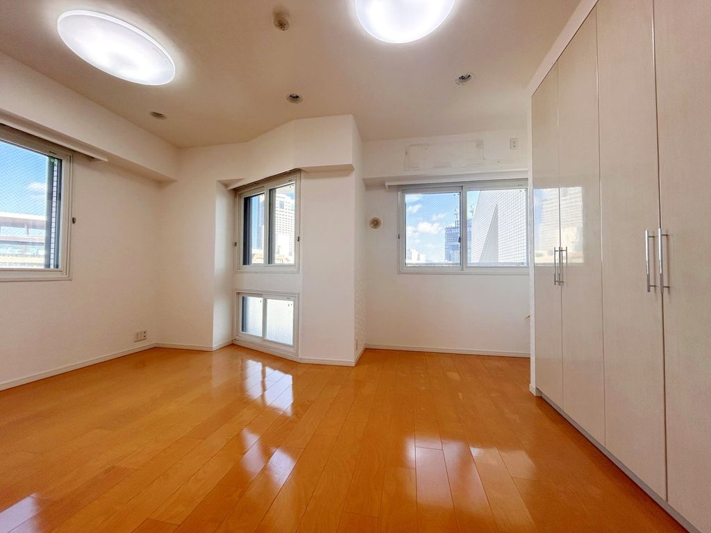 その他部屋・スペース　洋室約10.2帖　二面採光の明るいお部屋です