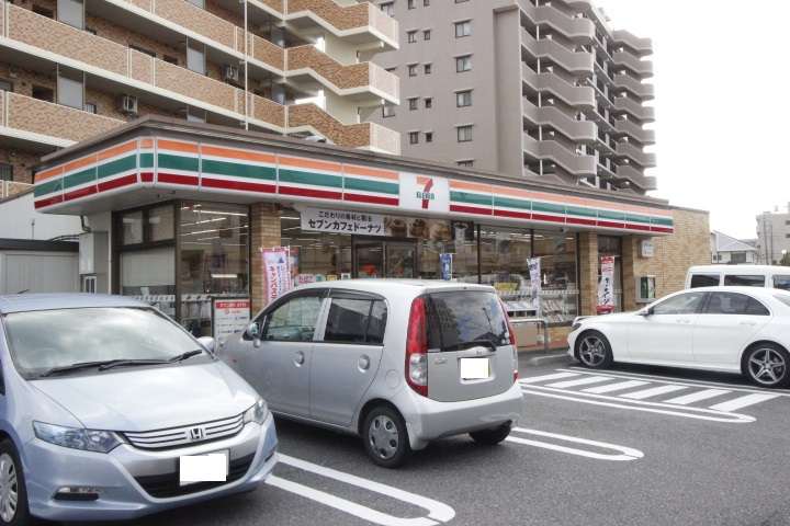 コンビニ　セブンイレブン（コンビニ）まで665m