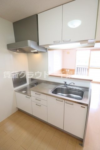 キッチン　カウンターキッチンなので、お料理しながらリビングの様子が確認