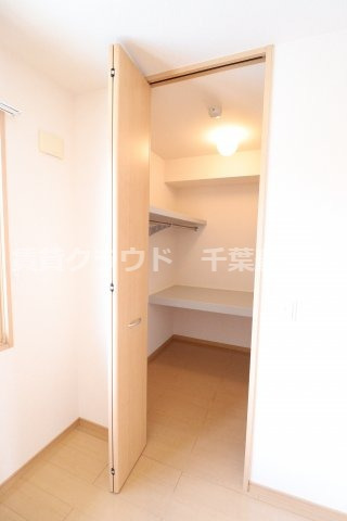 収納　写真では伝わりにくいですが、広々ウォークインクローゼットです