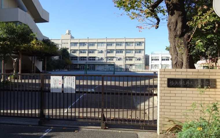 小学校　横浜市立井土ヶ谷小学校（小学校）まで322m