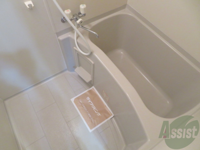 バス・シャワールーム　お風呂はゆっくりと浸かることのできる広さですね