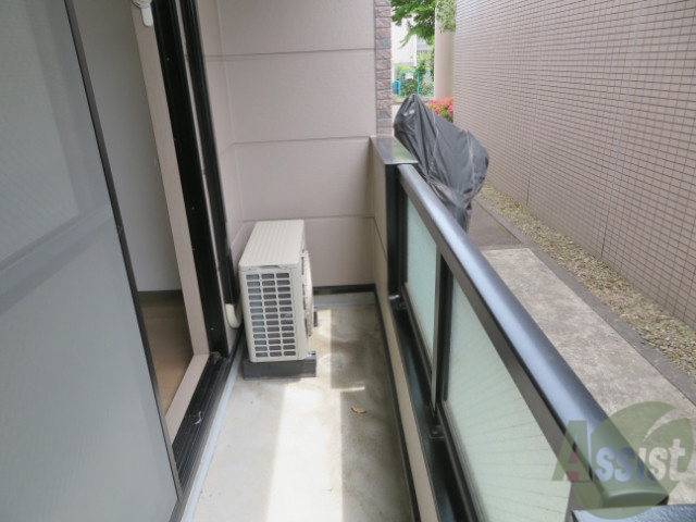 バルコニー　幅のあるバルコニーですね。洗濯がはかどりそう。